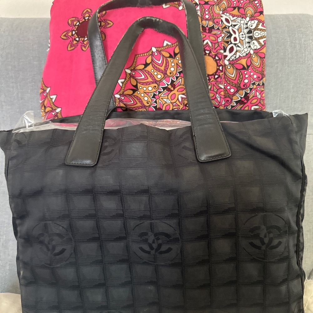 Authentic CHANEL TOTE BAG-Hologram is intact